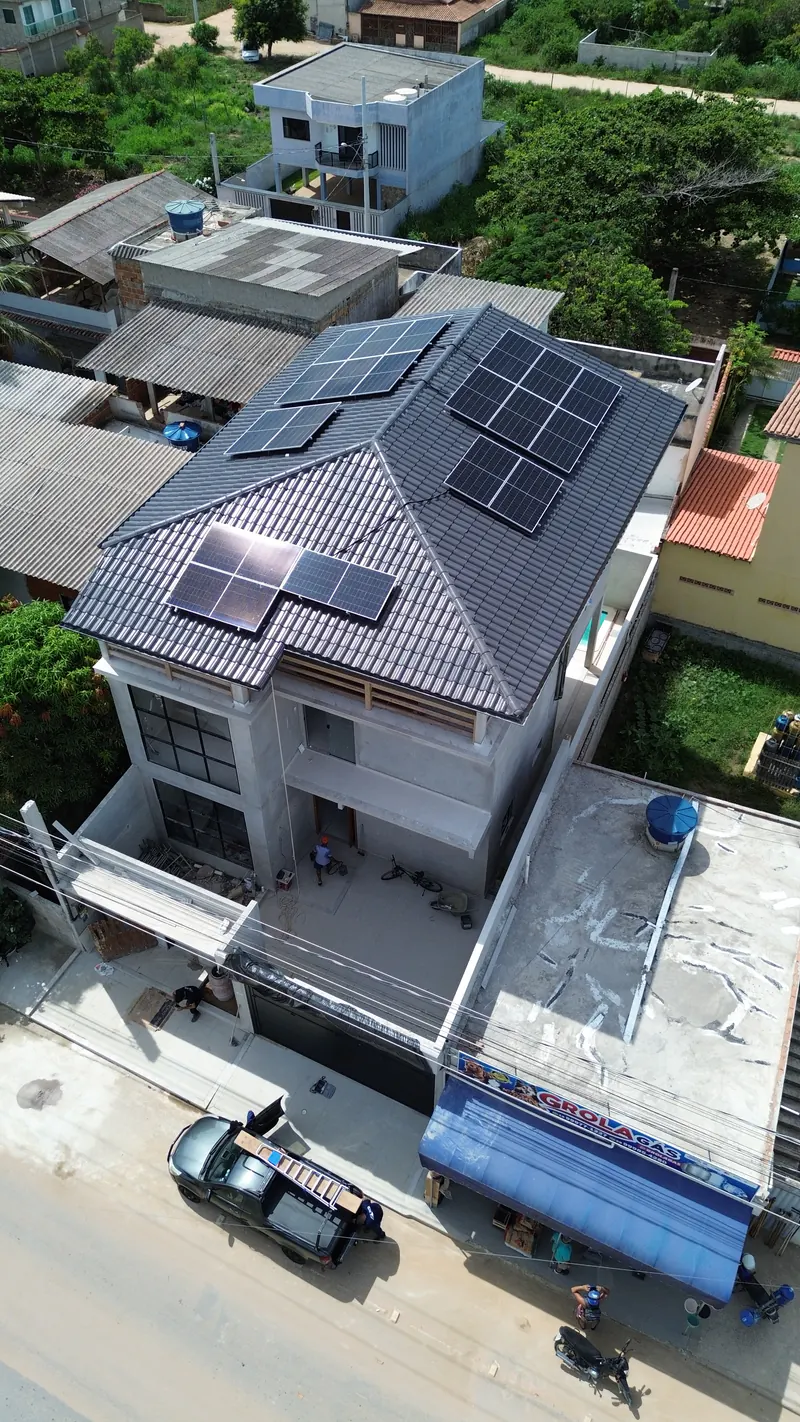 Foto 2: telhado solar e fachada da residência The Ladeira, vistos em perspectiva
