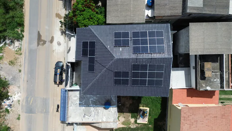 Vista superior da instalação solar na residência The Ladeira